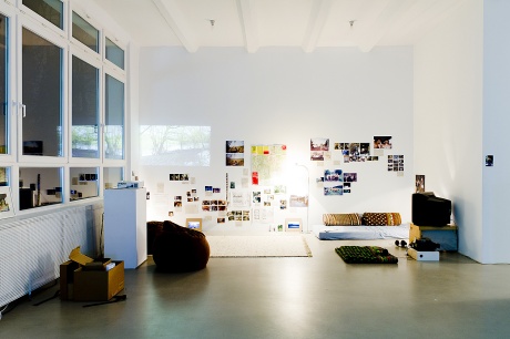 Philipp Hamann|Er und Ich, 2013, Installation, Maße variabel|Er und Ich, 2012, DVD, 46 min, Auflage: 5 + 1 AP|Paris, 2013, Installation (Fotos, Zeichnungen, Video, Texte), verpackt in Kiste, 33,5 x 44,5 x 32 cm, Auflage: 3 + 1AP