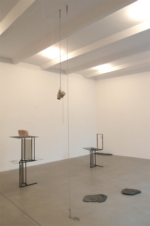 Meteoriten sind stürzende Linien, 2013|Grünerspeckstein, Kette, 30 x 25 cm (Deckenhöhe variabel)