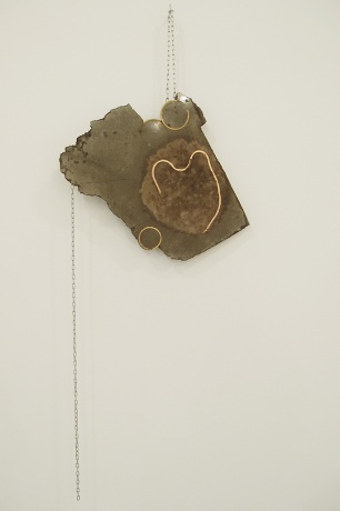 Lava I, 2013|Aluminiumzement, Ringe, Ketten, 50 x 120 x 4 cm