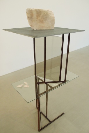 Vitrine #10 / Aurora 3,5 - 4, 2013|Metallgerüst, Glas, Marmor, Schiefer, 160 x 80 x 70 cm