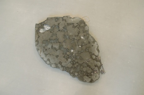 Lava III, 2013|Aluminiumzement, Ringe, Ketten, 38 x 45 x 4 cm