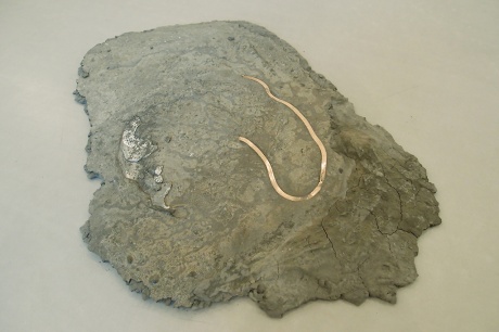 Lava II, 2013|Aluminiumzement, Ringe, Ketten, 50 x 45 x 4 cm