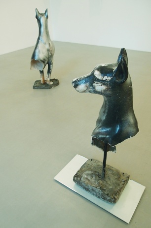 Passare le notti in bianco, 2013 (Hund stehend), Length of Day and Twilight, 2013 (Hund sitzend)|Keramik, Lack, Zement, 80 x 26 x 49 cm|Keramik, Lack, Zement, 50 x 25 x 28 cm