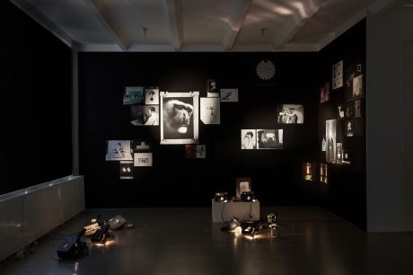 Daniela Friebel|Projektion, 2018|33 Pigmentdrucke, 43 Dias, schwarze Wandverkleidung, 9 Pentacon Projektoren (div. Modelle)