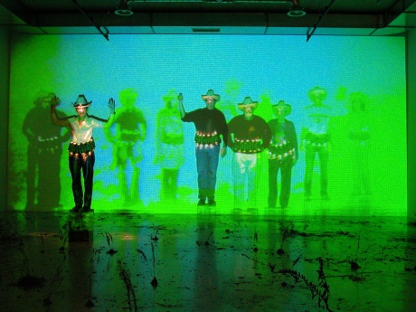 eteam|Empty Offer, 2003 |Slideshow, Videoarbeit, Dokumentation verschiedener performativer Installationen in New York, Wien und Halle