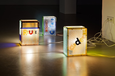 Ulrich Strothjohann|Ladehilfe in Perlmutt/Flockenspur, 2015 |19,5 x 15 x 39 cm, Metall, Plexiglas, Gießharz, Elekrik|Handsicht/Reuse, 2011/2015 |30 x 22 x 15 cm, Metall, Plexiglas, Gießharz, Elekrik|Nischen Cafard/In Limbo, 2018 |19 x 27,5 x 13 cm, Metall, Plexiglas, Gießharz, Elekrik