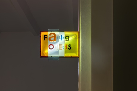 Ulrich Strothjohann|Falling objects/with lots of time, 2009 |40 x 50 x 17,5 cm, Metall, Plexiglas, Gießharz, Elekrik