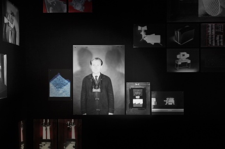 Daniela Friebel|Projektion, 2018|33 Pigmentdrucke, 43 Dias, schwarze Wandverkleidung, 9 Pentacon Projektoren (div. Modelle)